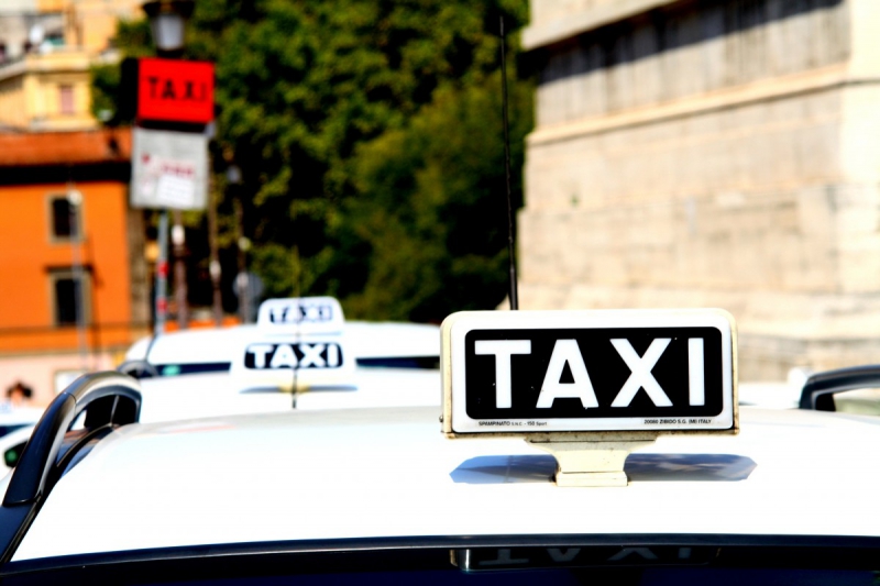 taxis-LES SALLES SUR VERDON-min_taxi_auto_rome_road_white-1051610